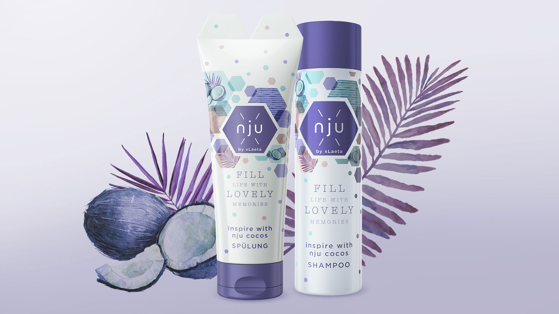 nju_prod_cocos_II.jpg Shampoo und Spülung nju cocos by xLaeta vor lilafarbenen Kokosnüssen und Palmblättern