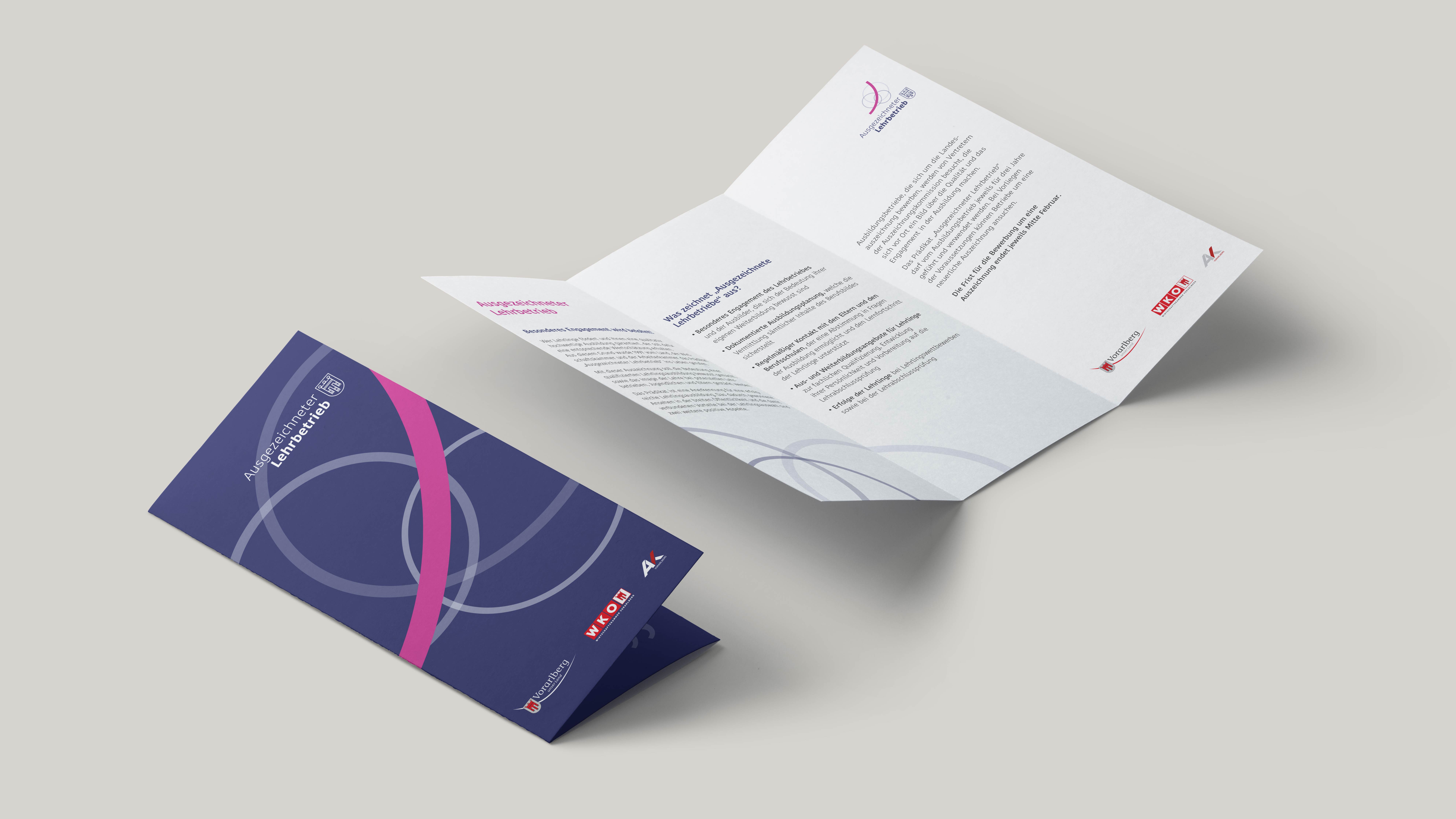 Tri-Fold-Brochure-Mockup-USA-85x11-inch.jpg Gefaltete Broschüre Ausgezeichneter Lehrbetrieb geschlossen und geöffnet