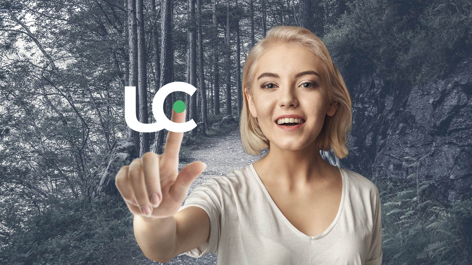Frau im Wald drück den United Climate Startknopf