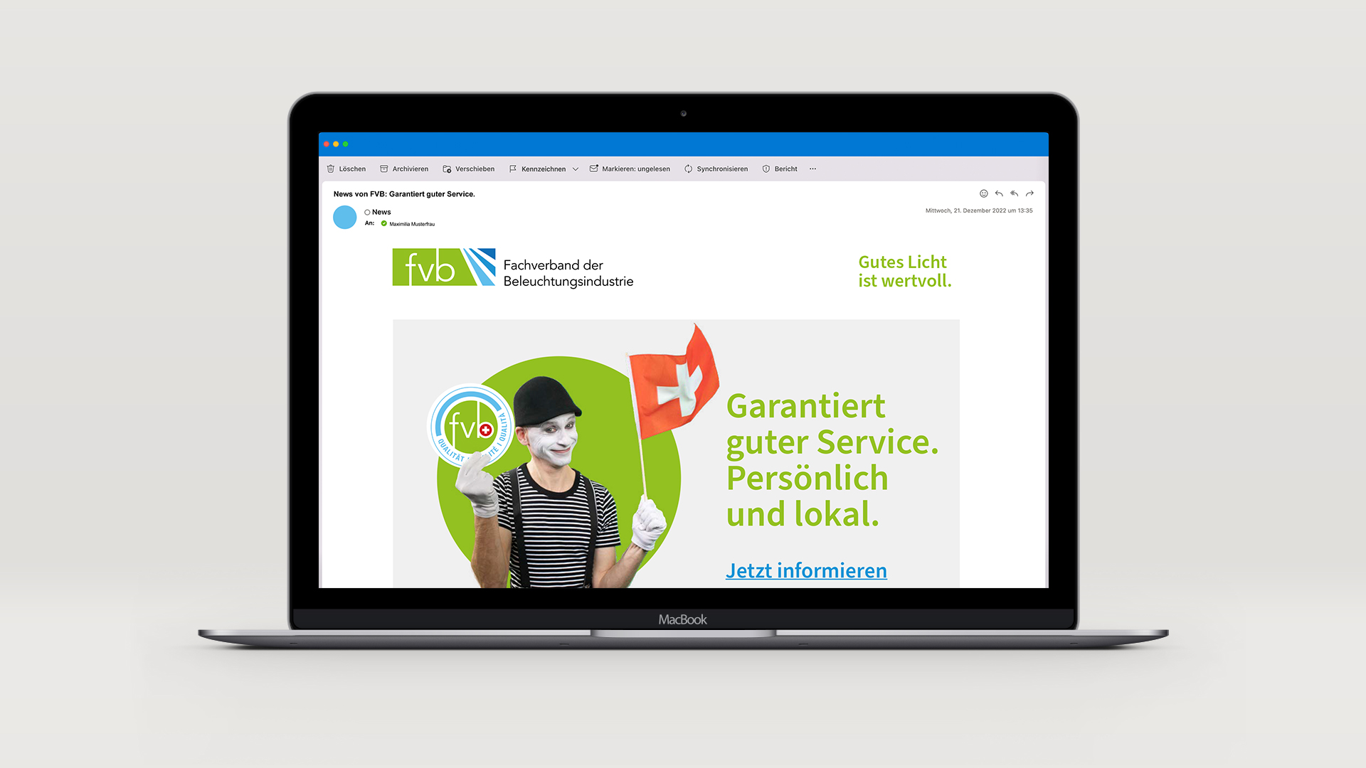 Macbook_newsletter_modul_1.jpg Notebook auf dem der fürs Modul 1 erstellte Newsletter gezeigt wird. Darauf wedelt Pablo mit der Schweizer Fahne und zeigt das FVB Zertifikat.