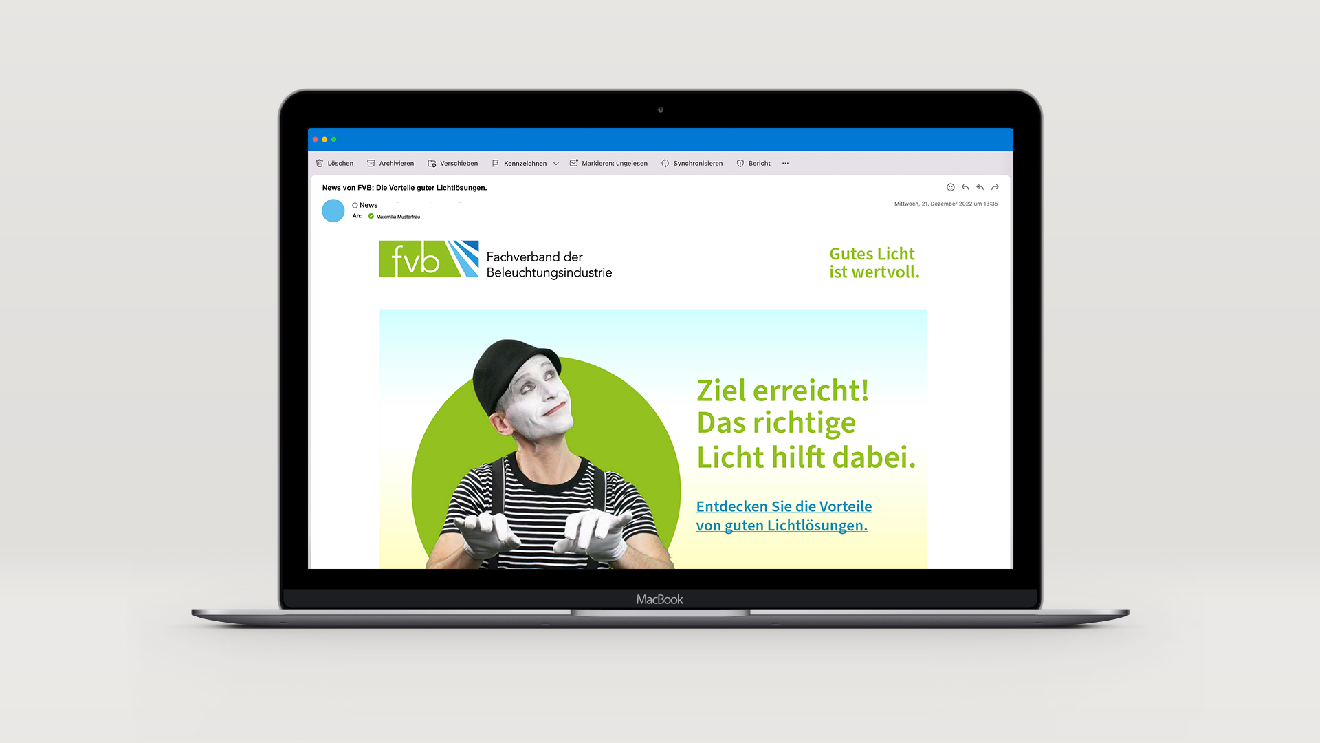 Macbook_newsletter_modul_3.jpg Macbook mit dem Einstiegsbild des Newsletters. Abgebildet ist ein Pantomime, der auf einer imaginären Schreibmaschine schreibt. Er erfreut sich an gute Bürobeleuchtung.