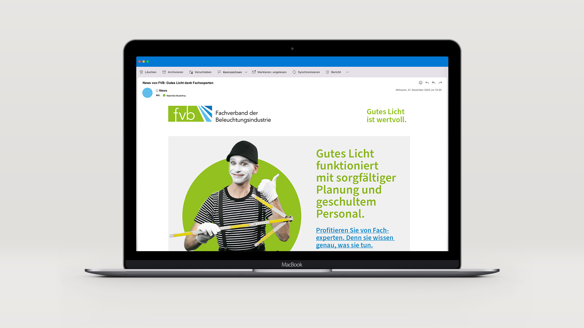 Macbook_newsletter_modul_4.jpg Auf einem Laptop-Bildschirm ist der FVB Newsletter zum Modul 4 zu sehen. Im Zentrum steht dabei wieder der Pantomime Pablo, der mit einem Meterstab auf die Headline "Gutes Licht funktioniert mit sorgfältiger Planung und geschultem Personal" hinweist.