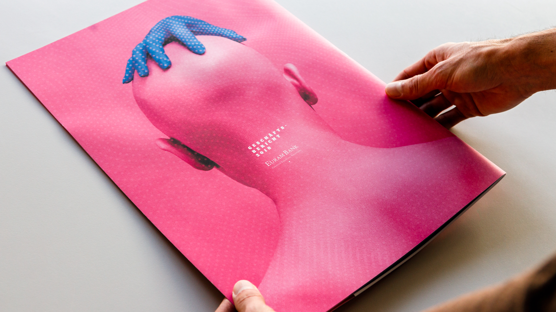 referenz_digitus_hand_0037_20231129_1920px.jpg Auch auf der Rückseite kommt die Knallpinke Fotografie mit der Hand in der Kontrastfarbe Blau zum Einsatz.