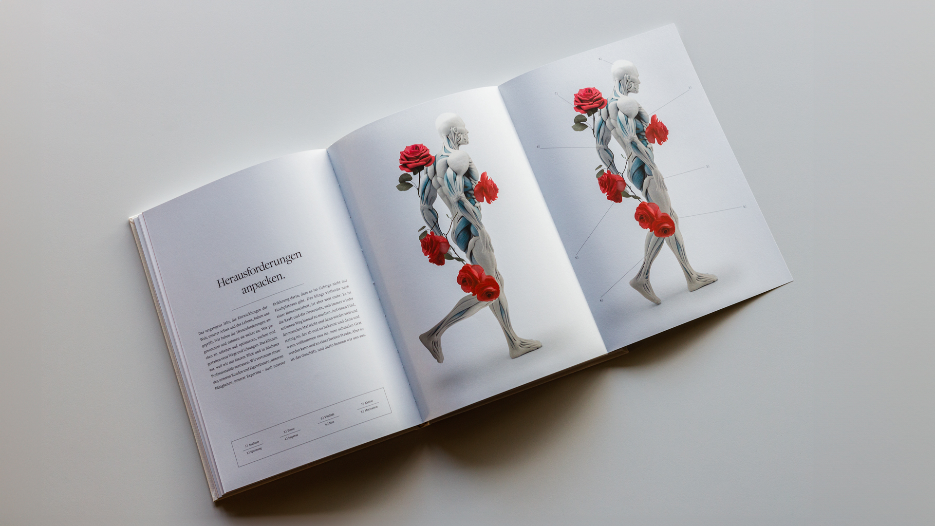 referenz_vertrauens_0016_20231129_1920px.jpg Die Aufgeklappten Seiten zum Thema "Herausforderung anpacken" zeigen ein 3D rendering der Muskelfasern eines Menschen, das von Rosen verziert wird.