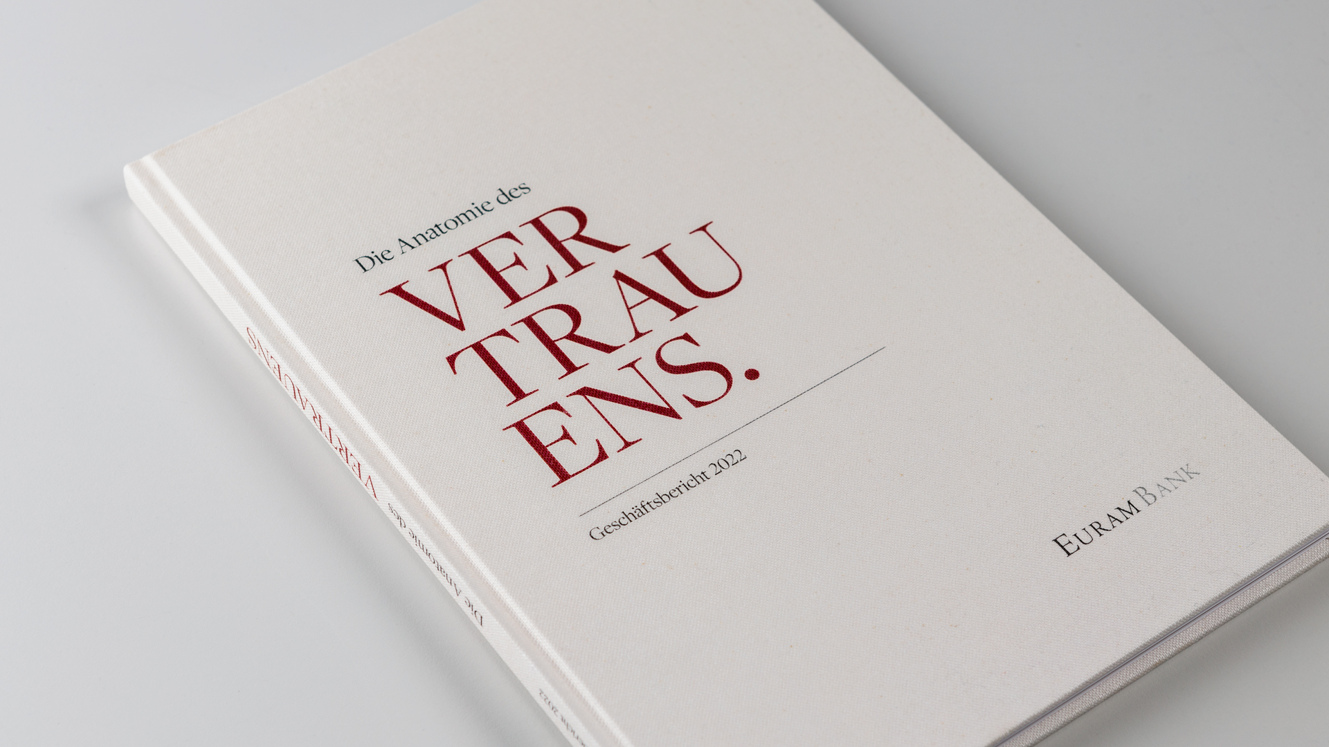 Der Geschäftsbericht 2022 ist in Leinen gebunden und trägt den Titel "Die Anatomie des Vertrauens."