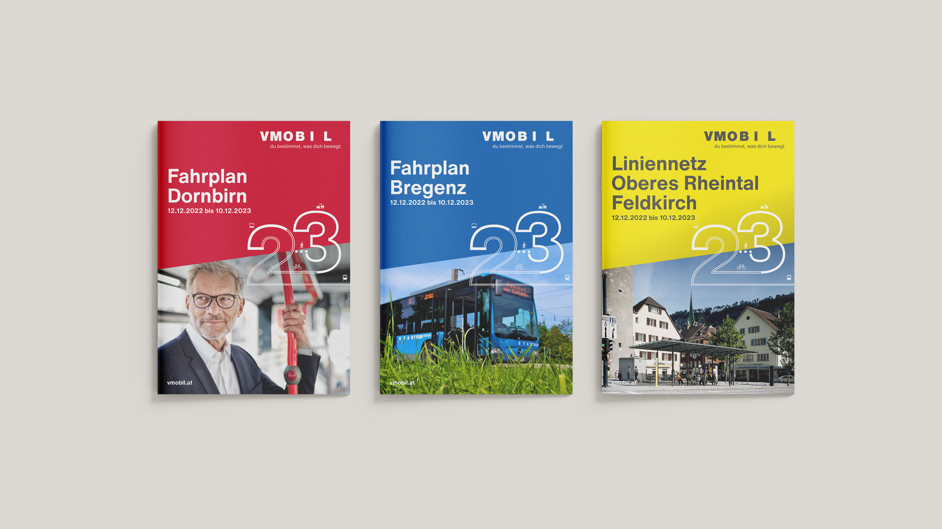 Zu sehen sind die Titel der Fahrplanbroschüren für Dornbirn, Bregenz und Feldkirch in den jeweiligen Farben der Regionen: Rot, Blau und Gelb.