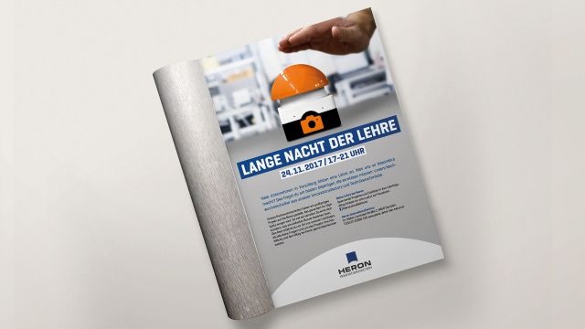 Anzeige Lehrlingskampagne Heron Lange Nacht der Lehre Hand schlägt auf orangefarbenen Buzzer
