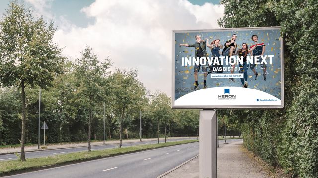Transparent an Straße Lehrlingskampagne Heron Innovation next Gruppe junger Menschen hüpft hinter goldenem Konfetti-Regen hoch