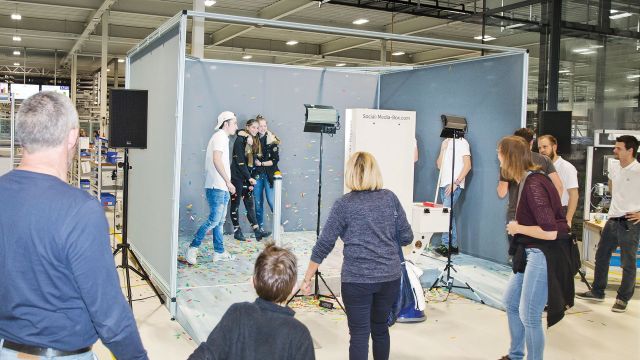 Jungs und Mädchen in Social-Media-Box von Heron bei langer Nacht der Messe