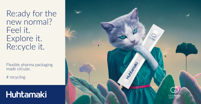 Anzeige Huhtamaki pharma packaging graue Katze im grünen Kleid mit Verpackung in der Hand