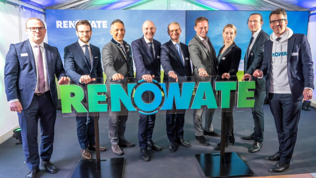 Mitarbeiter von Renowate enthüllen das Unternehmenslogo