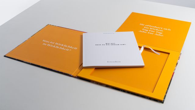 Der Zahlenteil des Geschäftsberichts findet sich am Ende in einer kleinen Box. Er lässt sich mit einem Bändchen herausnehmen.