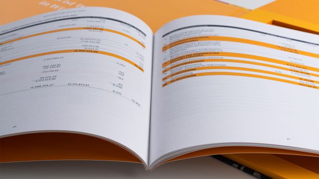 Der Zahlenteil nimmt sich gestalterisch zurück und zeigt sich nüchtern und reduziert aufs Wesentliche. Farben der Collagen wurden in der Gestaltung aufegenommen.