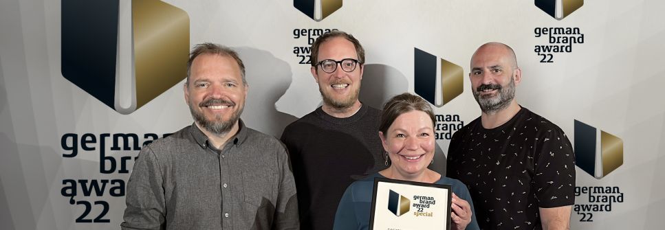 Die German Branding Award Gewinner von die3. Von links nach rechts: Mario Lorenz, Alex Welzenbach, Petra Lorenz-Grass und Sascha Grabher mit der Gewinnerurkunde des German Brand Award