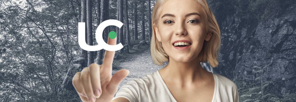 Frau im Wald drück den United Climate Startknopf