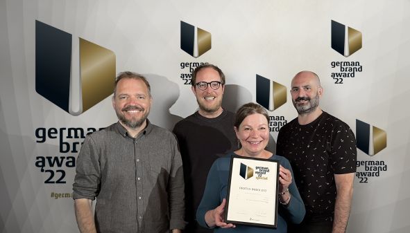 Die German Branding Award Gewinner von die3. Von links nach rechts: Mario Lorenz, Alex Welzenbach, Petra Lorenz-Grass und Sascha Grabher mit der Gewinnerurkunde des German Brand Award