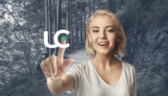 Frau im Wald drück den United Climate Startknopf